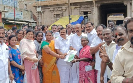 திருச்சி புறநகர் வடக்கு மாவட்ட ஜெ.பேரவை செயலாளர் அய்யம்பாளையம் ரமேஷ் சார்பில் பொதுமக்களுக்கு துண்டு பிரசுரம் : மாவட்ட செயலாளர் பரஞ்சோதி, முன்னாள் அமைச்சர் வளர்மதி ஆகியோர் வழங்கினார்