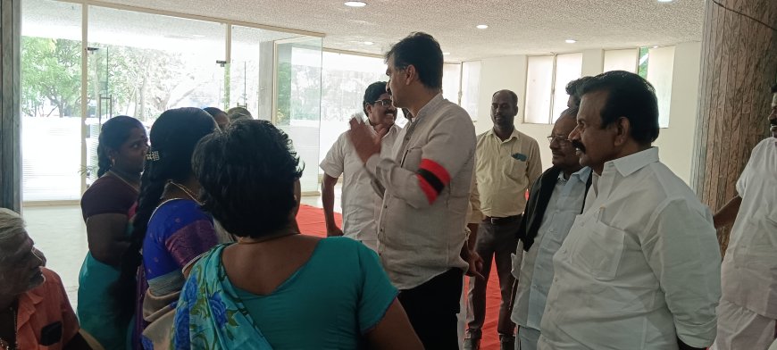 அண்ணாவின்117-வது பிறந்தநாளை முன்னிட்டு திருச்சியில் உள்ள அவரது சிலைக்கு மாநகர் மாவட்ட அதி.மு.க. செயலாளர் சீனிவாசன் தலைமையில் மாலை அணிவித்து மரியாதை