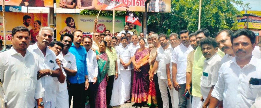 பெரியாரின் 147-வது பிறந்தநாளை முன்னிட்டு திருச்சியில் உள்ள அவரது சிலைக்கு மாநகர் மாவட்ட அதி.மு.க. செயலாளர் சீனிவாசன் தலைமையில் மாலை அணிவித்து மரியாதை  .