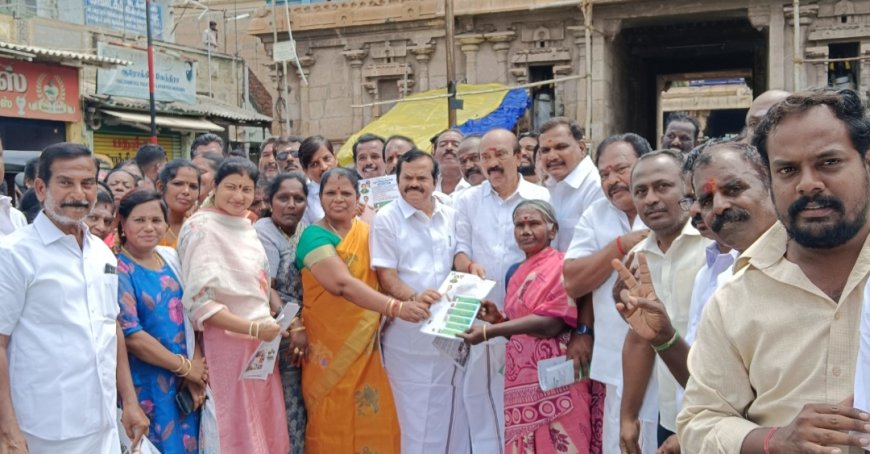 திருச்சி புறநகர் வடக்கு மாவட்ட ஜெ.பேரவை செயலாளர் அய்யம்பாளையம் ரமேஷ் சார்பில் பொதுமக்களுக்கு துண்டு பிரசுரம் : மாவட்ட செயலாளர் பரஞ்சோதி, முன்னாள் அமைச்சர் வளர்மதி ஆகியோர் வழங்கினார்