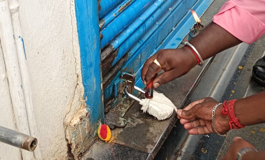 திருச்சி மாநகராட்சிக்கு உட்பட்ட W.B. ரோடு பகுதியில் ஏராளமான கடைகளுக்கு சீல் வைப்பு. வியாபாரிகள்  மாநகராட்சி அதிகாரிகளுடன் வாக்குவாதம். காவல்துறையினர் குவிப்பு. இதனால் அப்பகுதியில் பரபரப்பு.