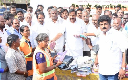 காமராஜர் நினைவு நாளையொட்டி இந்திய நாடார் பேரவை மற்றும் நெல்லை நாடார் உறவின்முறை சங்க தலைவர் ஜெ டி ஆர் சுரேஷ் தலைமையில் தூய்மை பணியாளர்களுக்கு அமைச்சர் கே என் நேரு நலத்திட்ட உதவிகள் வழங்கினார்