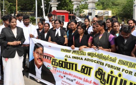 உச்ச நீதிமன்ற தலைமை நீதிபதிக்கு எதிரான காலணி வீச்சு சம்பவத்தைக் கண்டித்து சென்னை உயர்நீதிமன்ற மதுரை கிளையின் முன்பாக வழக்கறிஞர்கள் ஆர்ப்பாட்டம்