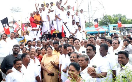 54 -வது ஆண்டு தொடக்க விழா : திருச்சி மாநகர் மாவட்ட அதிமுக சார்பில் எம்ஜிஆர் சிலைக்கு மாவட்ட செயலாளர் சீனிவாசன் தலைமையில் நிர்வாகிகள் மாலை அணிவித்து மரியாதை