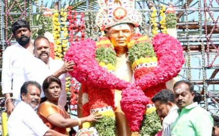 பசும்பொன் முத்துராமலிங்க தேவர் சிலைக்கு அனைத்திந்திய தேவர் பேரவை சார்பில் தலைவர் சுப்பையா பாண்டியன் தலைமையில் மாலை அணிவித்து மரியாதை