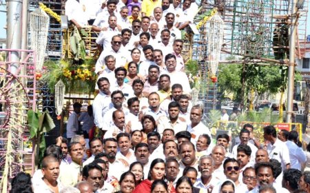 தேவர் ஜெயந்தியை முன்னிட்டு திருச்சியில் உள்ள அவரது சிலைக்கு மாநகர் மாவட்ட அ.தி.மு.க. சார்பில் மாலை அணிவித்து மரியாதை : மாவட்ட செயலாளரும் முன்னாள் துணை மேயருமான சீனிவாசன் தலைமையில் நிர்வாகிகள் ஏராளமானோர் பங்கேற்பு