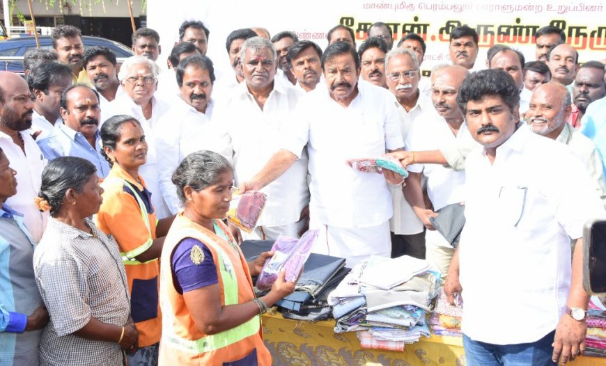 காமராஜர் நினைவு நாளையொட்டி இந்திய நாடார் பேரவை மற்றும் நெல்லை நாடார் உறவின்முறை சங்க தலைவர் ஜெ டி ஆர் சுரேஷ் தலைமையில் தூய்மை பணியாளர்களுக்கு அமைச்சர் கே என் நேரு நலத்திட்ட உதவிகள் வழங்கினார்