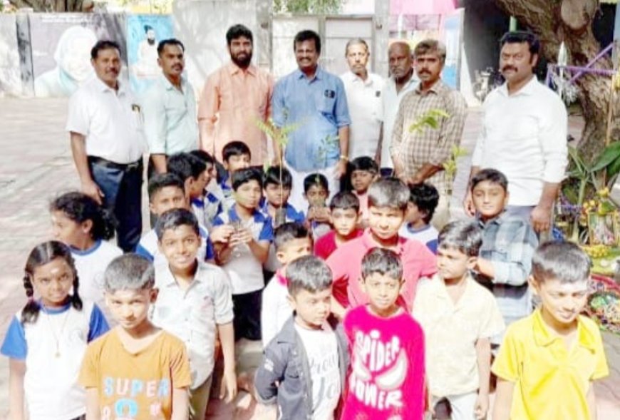 நண்பர்கள் சிலம்ப கூடத்தில் சிலம்பம் பயிலும் மாணவர்களுக்கு மாற்றம் அமைப்பின் சார்பில் மரக்கன்று வழங்கி ஆயுத பூஜை கொண்டாட்டம்
