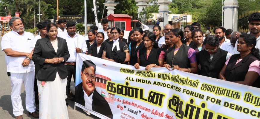 உச்ச நீதிமன்ற தலைமை நீதிபதிக்கு எதிரான காலணி வீச்சு சம்பவத்தைக் கண்டித்து சென்னை உயர்நீதிமன்ற மதுரை கிளையின் முன்பாக வழக்கறிஞர்கள் ஆர்ப்பாட்டம்