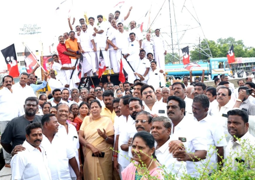 54 -வது ஆண்டு தொடக்க விழா : திருச்சி மாநகர் மாவட்ட அதிமுக சார்பில் எம்ஜிஆர் சிலைக்கு மாவட்ட செயலாளர் சீனிவாசன் தலைமையில் நிர்வாகிகள் மாலை அணிவித்து மரியாதை