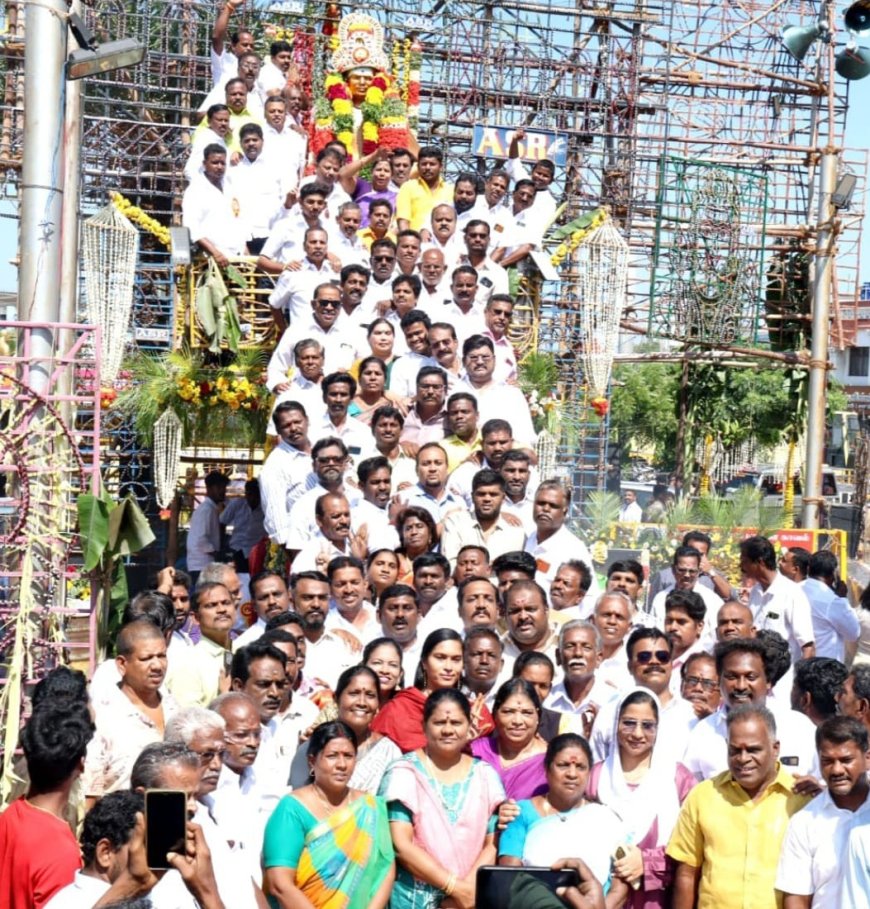 தேவர் ஜெயந்தியை முன்னிட்டு திருச்சியில் உள்ள அவரது சிலைக்கு மாநகர் மாவட்ட அ.தி.மு.க. சார்பில் மாலை அணிவித்து மரியாதை : மாவட்ட செயலாளரும் முன்னாள் துணை மேயருமான சீனிவாசன் தலைமையில் நிர்வாகிகள் ஏராளமானோர் பங்கேற்பு