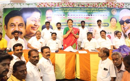 வாக்காளர் பட்டியல்  சிறப்பு தீவிர திருத்த பணி : திருச்சி கிழக்கு தொகுதி அதிமுக நிர்வாகிகள் ஆலோசனை கூட்டம் : முன்னாள் அமைச்சர் கோகுல இந்திரா, மாவட்டச் செயலாளர் சீனிவாசன் பங்கேற்பு