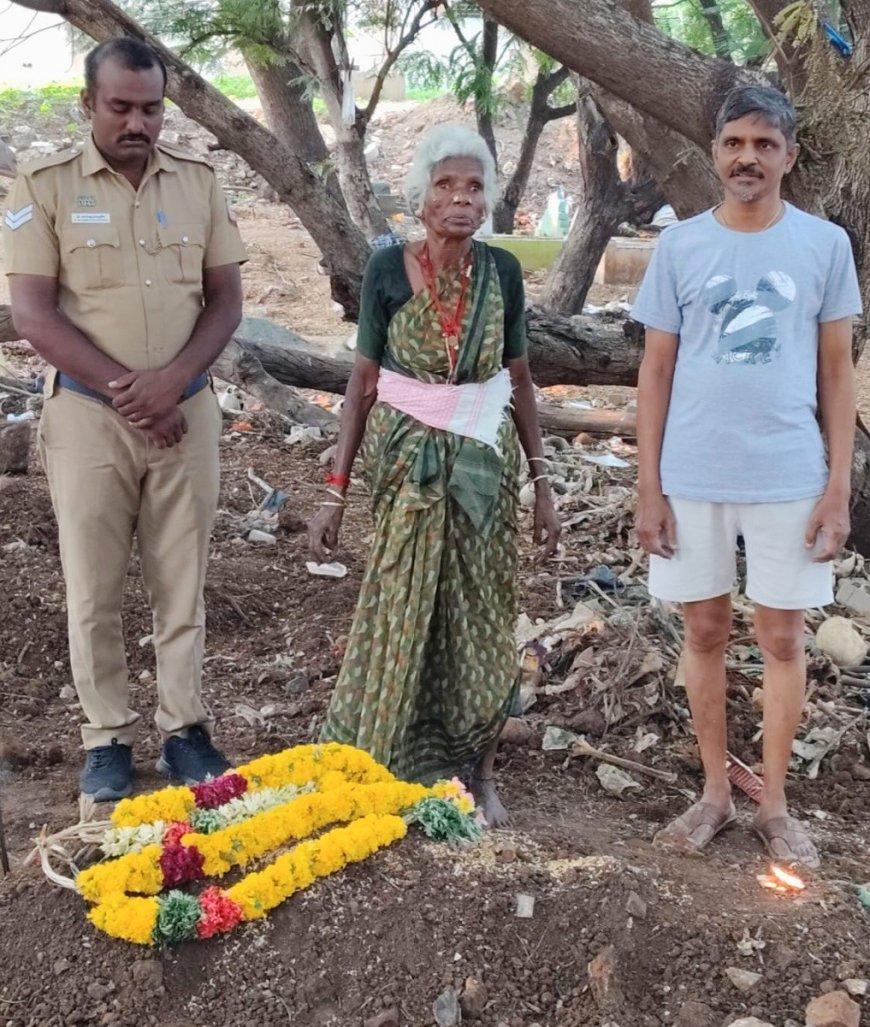 ஆதரவற்றவர் மரணம் : காவலருடன் இணைந்து நல்லடக்கம் செய்த சமூக செயற்பாட்டாளர்