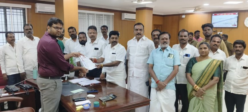 ஆளுங்கட்சிக்கு ஆதரவாக செயல்படும் BLO-க்கள் மீது நடவடிக்கை எடுக்க அதிமுக மாவட்ட செயலாளர் சீனிவாசன் தலைமையில் ஆட்சியரிடம் மனு
