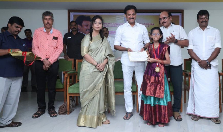 திருச்சிராப்பள்ளி மாவட்ட மைய நூலகத்தில் மாவட்ட மைய நூலகம் மற்றும் வாசகர் வட்டம் இணைந்து நடத்தும் தேசிய நூலக வார நிறைவு விழாவில் குழந்தைகளுடன் பிறந்தநாள் கொண்டாடிய அமைச்சர் மகேஸ் பொய்யாமொழி