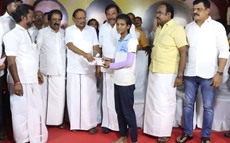 திருச்சி உறையூரில்  நடைபெற்ற சிலம்பப் போட்டியை அமைச்சர்கள் துவங்கி வைத்து பரிசுகளை வழங்கினார்கள்