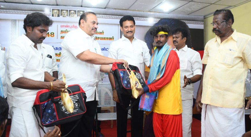 துணை முதலமைச்சர் உதயநிதி ஸ்டாலின்  பிறந்தநாளையொட்டி நலத்திட்ட உதவிகள் : அமைச்சர் அன்பில் மகேஷ் பொய்யாமொழி வழங்கினார்