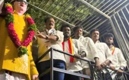 திருச்சி கிழக்கு தொகுதியில் விஜய் வெற்றி பெற்றதை தொடர்ந்து ஆர்.கே. ராஜா தலைமையில் தலைவர்கள் சிலைக்கு மாலை அணிவித்து மரியாதை