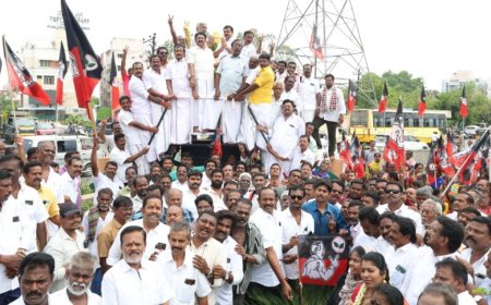 திருச்சி மாநகர் மாவட்ட அ.தி.மு.க. செயலாளராக பொறுப்பேற்றுள்ள கார்த்திகேயன் தலைமையில் எம்.ஜி.ஆர். சிலைக்கு மாலை அணிவித்து மரியாதை