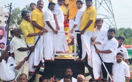 திருச்சி எம்ஜிஆர் சிலைக்கு வாரியத் தலைவர் கு.ப.கிருஷ்ணன் மாலை அணிவித்து மரியாதை : தமிழக வெற்றி கழக நிர்வாகிகள் பங்கேற்பு