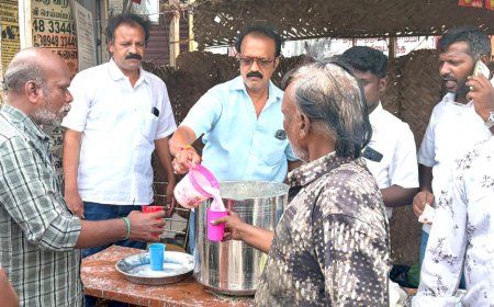 தவெக சார்பில் திருச்சி பாலக்கரையில் தளபதி விஜய் மக்கள் இயக்க முன்னாள் மாவட்ட தலைவர் ஆர்.கே. ராஜா கோடை காலத்தை முன்னிட்டு நீர்மோர் வழங்கினார்