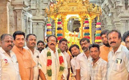 முதலமைச்சர் விஜய் பிறந்தநாளை ஓட்டி முன்னாள் மாவட்ட தலைவர் ஆர், கே. ராஜா திருவானைக்காவல் கோவிலில் தங்கத்தேர் இழுத்து வழிபாடு
