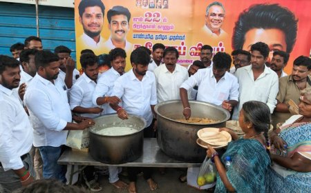 முதல்வர் விஜய் பிறந்த நாளையொட்டி திருச்சி லால்குடியில் த.வெ.க. தொழிலாளர் அணி அன்னதானம் மற்றும் இனிப்பு வழங்கி கொண்டாட்டம்