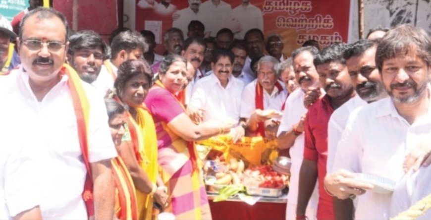 திருச்சியில் த.வெ.க. சார்பில்  நீர்மோர் பந்தல் திறப்பு : கு.ப. கிருஷ்ணன்  பொதுமக்களுக்கு பழங்கள் வழங்கினார்