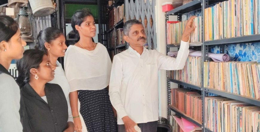 நூலகமும் புழங்கு பொருட்கள் காட்சியகமும்,  தமிழர் கலாச்சாரத்தின் இரு கண்கள் : சமூகப் பணித்துறை மாணவர்களுக்கு விளக்கிய சமூக செயற்பாட்டாளர்