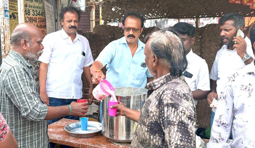 தவெக சார்பில் திருச்சி பாலக்கரையில் தளபதி விஜய் மக்கள் இயக்க முன்னாள் மாவட்ட தலைவர் ஆர்.கே. ராஜா கோடை காலத்தை முன்னிட்டு நீர்மோர் வழங்கினார்
