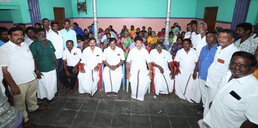 அ.தி.மு.க.விலிருந்து  100க்கும் மேற்பட்டோர் அன்பில் மகேஷ் முன்னிலையில் தி.மு.க.வில் இணைந்தனர்