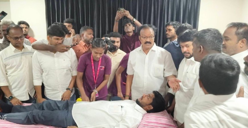 திருச்சியில்  முதல்வர் விஜய் பிறந்தநாளையொட்டி ஆர்.கே.ராஜா ஏற்பாட்டில் ரத்ததான நிகழ்ச்சி : அமைச்சர் ரமேஷ் தொடங்கி வைத்து ரத்ததானம் செய்தார்
