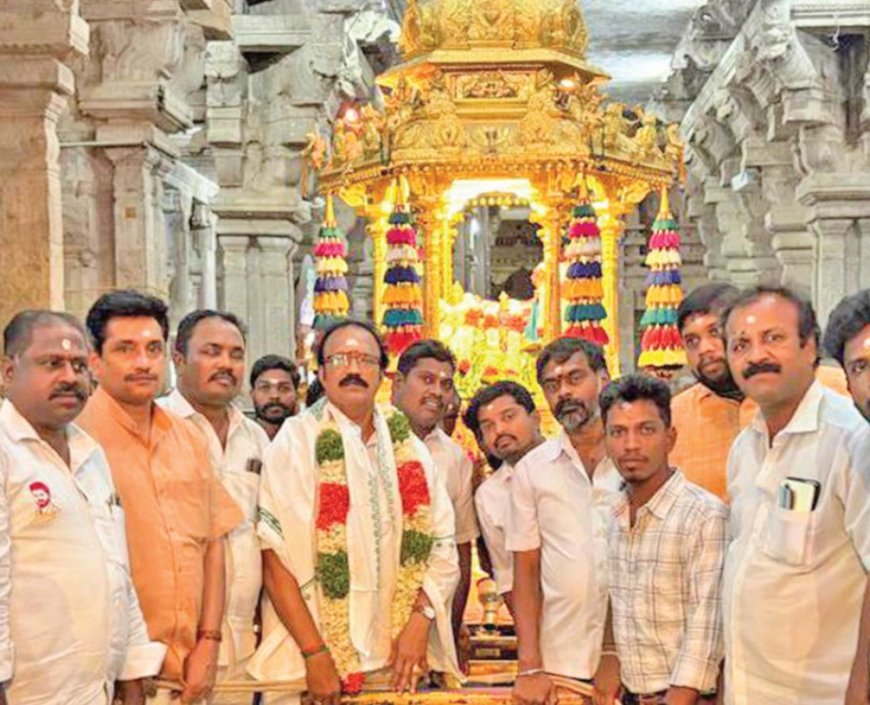 முதலமைச்சர் விஜய் பிறந்தநாளை ஓட்டி முன்னாள் மாவட்ட தலைவர் ஆர், கே. ராஜா திருவானைக்காவல் கோவிலில் தங்கத்தேர் இழுத்து வழிபாடு