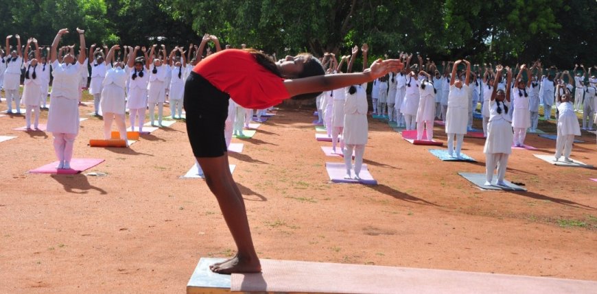 திருச்சி ரெட்டை வாய்க்கால் அமிர்த வித்யாலயம் பள்ளியில் உலக யோகா தின கொண்டாட்டம்