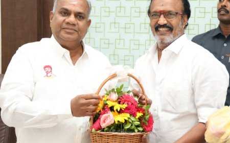 தவெக பொதுச் செயலாளரும், அமைச்சருமான புஸ்ஸி ஆனந்த் அவர்களை திருச்சி மாவட்ட முன்னாள் தலைவர் ஆர் கே ராஜா நேரில் சந்தித்து பிறந்தநாள் வாழ்த்து தெரிவித்தார்