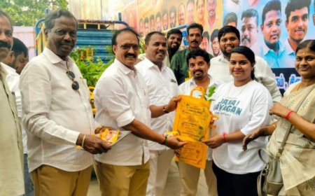 தமிழக முதலமைச்சர் ஜோசப் விஜய் நடித்த கடைசி திரைப்படமான ஜனநாயகன் படத்தை காண வந்த பொது மக்களுக்கு ஆர் கே ராஜா தலைமையில் மரக்கன்று இனிப்பும் வழங்கப்பட்டது