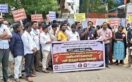 பணி நிரந்தரம் உட்பட 10 அம்ச கோரிக்கையை வலியுறுத்தி வேண்டி தமிழ்நாடு நுகர்பொருள் வாணிபக் கழக பருவ கால கொள்முதல் பணியாளர்கள் ஆர்ப்பாட்டம்