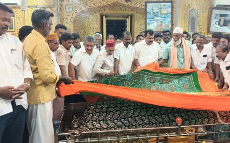 திருச்சி பாலக்கரை நத்தர்ஷா பள்ளி வாசலில் நடைபெற்ற சிறப்பு பிரார்த்தனையில் அதிமுக மாநகர் மாவட்ட செயலாளர் சி. கார்த்திகேயன் பங்கேற்பு