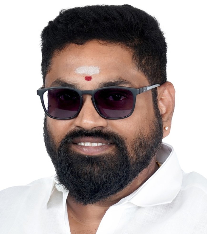 திருச்சி மாநகர் மாவட்ட அதிமுகவின் முக்கிய நிர்வாகியும், எம்ஜிஆர் இளைஞர் அணி இணை செயலாளருமான சில்வர் சதீஷ் தவெகவில் இணைந்தார்