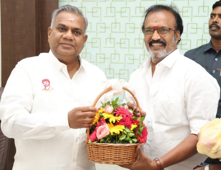 தவெக பொதுச் செயலாளரும், அமைச்சருமான புஸ்ஸி ஆனந்த் அவர்களை திருச்சி மாவட்ட முன்னாள் தலைவர் ஆர் கே ராஜா நேரில் சந்தித்து பிறந்தநாள் வாழ்த்து தெரிவித்தார்