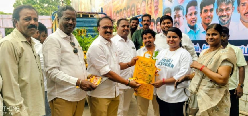 தமிழக முதலமைச்சர் ஜோசப் விஜய் நடித்த கடைசி திரைப்படமான ஜனநாயகன் படத்தை காண வந்த பொது மக்களுக்கு ஆர் கே ராஜா தலைமையில் மரக்கன்று இனிப்பும் வழங்கப்பட்டது