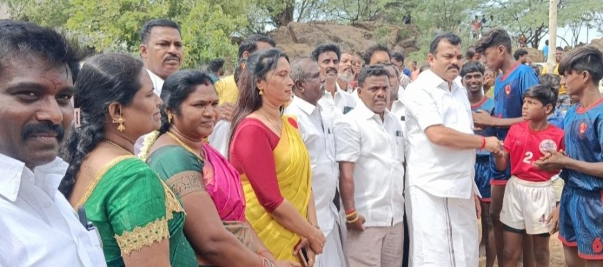 திருச்சி எடமலைப்பட்டி புதூரில் பள்ளி சிறுவர்களுக்கு கபடி போட்டி : மாநகர் மாவட்ட அதிமுக செயலாளர் கார்த்திகேயன் தொடங்கி வைத்தார்
