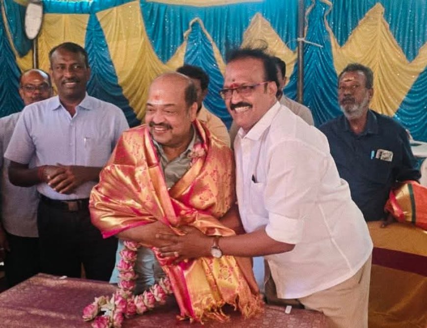 திருச்சி தினமலர் நாளிதழ் பதிப்பின் உரிமையாளர் மற்றும் எடிட்டர் திரு.Dr.R.ராமசுப்பு (எ) பாலாஜி அவர்கள் பிறந்தநாள் விழாவில் விஜய் மக்கள் இயக்க முன்னாள் மாவட்ட தலைவர் ஆர் கே ராஜா சால்வை அணிவித்து பிறந்தநாள் வாழ்த்து தெரிவித்தார்.