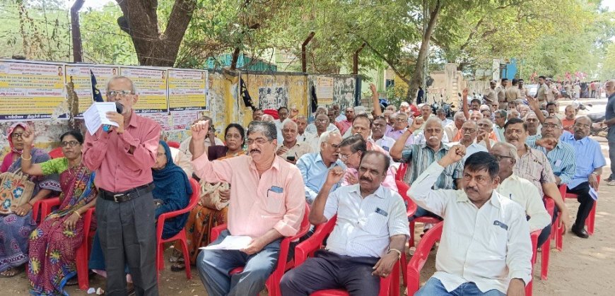 மாவட்ட அளவிலான குழு பரிந்துரைக்கும் மருத்துவ சிகிச்சைச் செலவு முழுவதையும் வழங்க, தமிழ்நாடு அரசு அனைத்துத் துறை ஓய்வூதியர்கள் தீர்மானம்