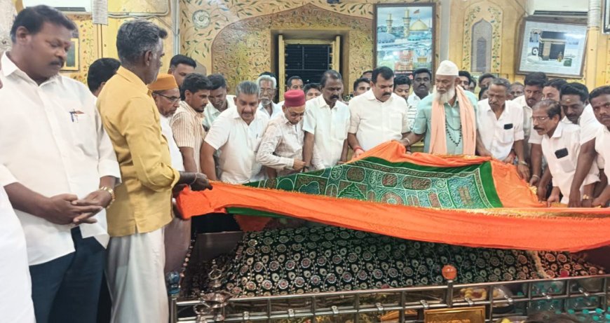 திருச்சி பாலக்கரை நத்தர்ஷா பள்ளி வாசலில் நடைபெற்ற சிறப்பு பிரார்த்தனையில் அதிமுக மாநகர் மாவட்ட செயலாளர் சி. கார்த்திகேயன் பங்கேற்பு