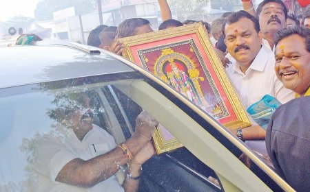 திருச்சியில் எடப்பாடி பழனிச்சாமிக்கு மாநகர மாவட்ட செயலாளர் கார்த்திகேயன் தலைமையில் உற்சாக வரவேற்பு