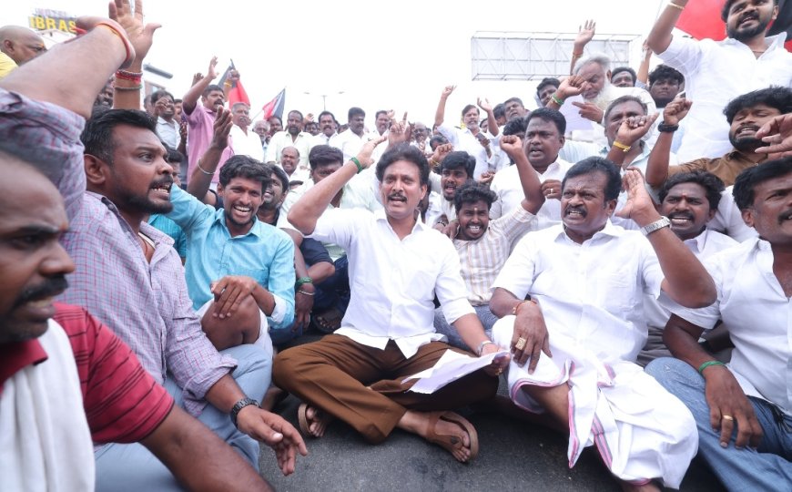 எதிர்கட்சித் தலைவர் உதயநிதி ஸ்டாலின் கைதை கண்டித்து முன்னாள் அமைச்சர் அன்பில் மகேஷ் தலைமையில் திமுகவினர் சாலை மறியல் : 500க்கும் மேற்பட்டோர் கைது