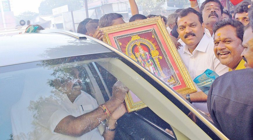 திருச்சியில் எடப்பாடி பழனிச்சாமிக்கு மாநகர மாவட்ட செயலாளர் கார்த்திகேயன் தலைமையில் உற்சாக வரவேற்பு