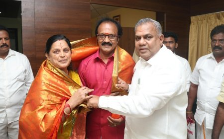 திருச்சி மாவட்டம் விஜய் நற்பணி மன்ற முன்னாள் தலைவர் ஆர்.கே. ராஜா தனது 25வது திருமண நாளை முன்னிட்டு அமைச்சர் புஸ்லி ஆனந்தை நேரில் சந்தித்து வாழ்த்து பெற்றார்