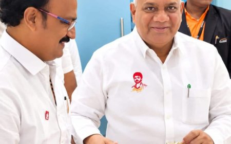 திருச்சிக்கு வருகை தந்த அமைச்சர் ஆனந்த் அவர்களை ஆர் கே ராஜா பூங்கொத்து கொடுத்து வரவேற்றார்